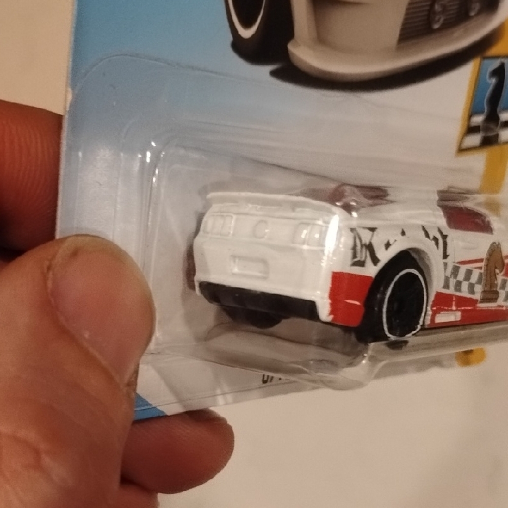 Mattel Hot Wheels '07 Ford Mustang - Red and White - Picture 5 of 8